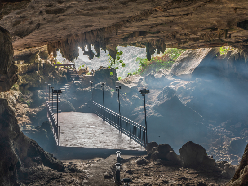 Trinh Nu Beach & Cave